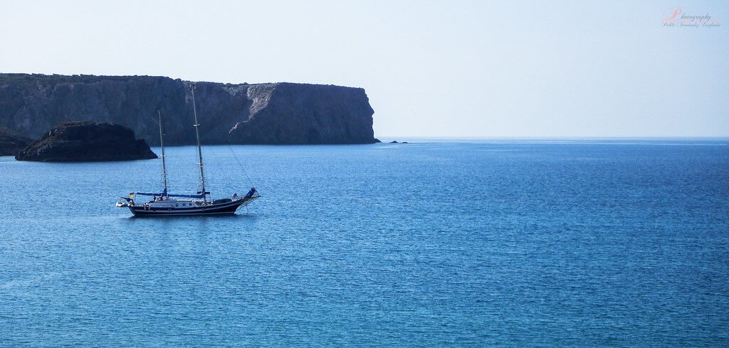 Voilier en location dans une crique méditerranéenne aux eaux turquoise